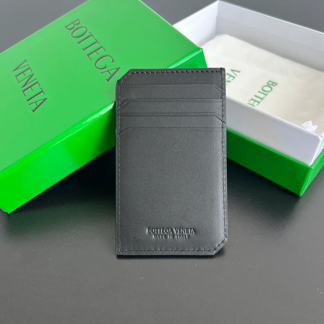 BV’s new 796963 woven Piccolo vertical card holder. The classic small woven work that I miss 0.7 is back. It’s really designed. The calfskin texture is high-end. It’s carefully designed with four card slots and a central compartment. You can also put cash in for daily use. You deserve to have such an thoughtful design. P440 Size: 12*7*0.5 layer cm
